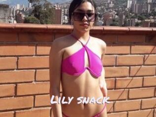 Lily_snack